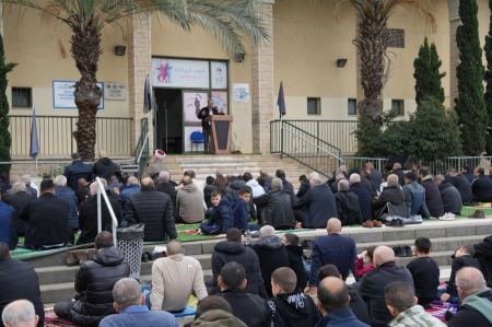 سخنين: صلاة جمعة حاشدة في ساحة البلدية امتدادًا لمظاهرة الأمس ضد العنف والجريمة